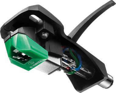 Celulă phono verde Audio Technica AT-VM95E/H pe headshell negru, vedere din unghi