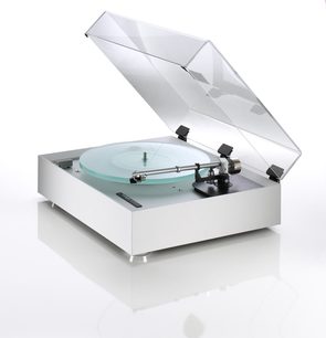 Thorens TD 903 baltas vinilinių plokštelių grotuvas, 3/4 priekio dešinės pusės vaizdas, pakeltas skaidrus dangtis, nuskaitymo galvutė, stiklinis padėklas