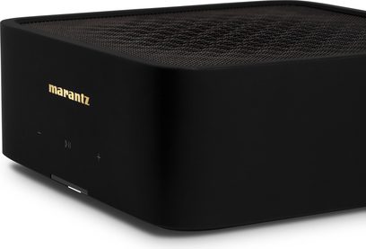 Hi-fi stereo forsterker Model M1, trekvart visning, svart kabinett, toppgitter, gyllent logo, berøringsknapper på fronten