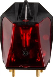 Cápsula para tocadiscos de vinilo Rega Ania Pro MC, vista frontal cercana, cuerpo negro brillante, punta de lectura roja
