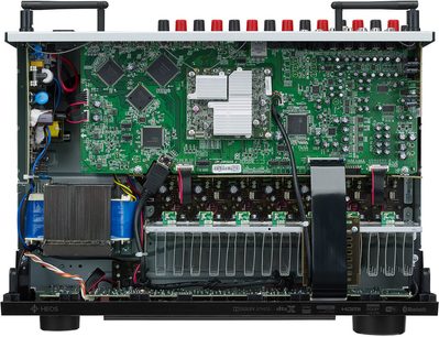 Indvendigt syn af en sort Denon AVR-X1600H-forstærker, printplade med elektroniske komponenter og stik