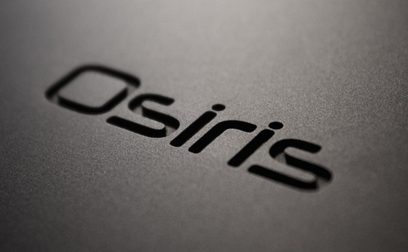 Opschrift "Osiris" in zwarte hoofdletters, met schaduweffect naar rechts, op een mat gemetalliseerd grijze achtergrond