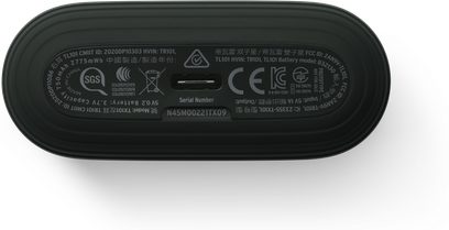Estuche de carga Devialet Gemini II Deep Forest visto desde abajo, puerto USB-C central y marcas reglamentarias grises