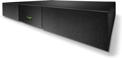 Separat hi-fi-strömförsörjning Naim Audio Flat-Cap XS i svart, sedd snett framifrån, med avskalad front och grön logotyp