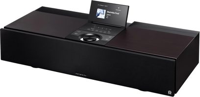 Alles-in-één hifi-systeem Primare Allt-i-Ett, donker hout, zwarte stoffen front, schuin geplaatst display, draaiknop, 3/4-vooraanzicht