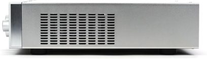 STAX SRM-T8000 sølvfarget hodetelefonforforsterker, frontvisning, rektangulært ventilasjonsgitter med horisontale lameller