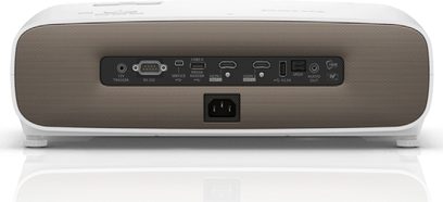Benq W2700 hvid videoprojektor set forfra, tilslutninger på bagsiden, højttalergitter på forsiden
