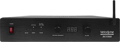 Amplificatore di potenza Velodyne SC1500 nero, vista frontale, display digitale centrale, pulsanti e antenna a destra
