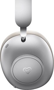Loewe Leo Midnight Beige hi-fi-hoofdtelefoon beige en zilver, close-up van een oorschelp met gewatteerde hoofdband