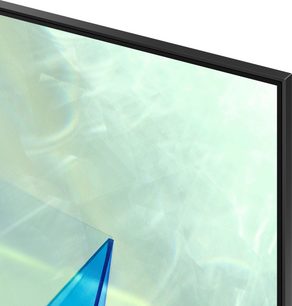 Televizor Samsung QE50Q80T 2020 z boku, plochá obrazovka, tenký černý rám, na obrazovce modrá obloha s bílým mrakem