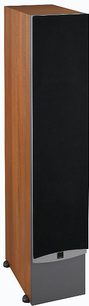 Enceinte colonne Dali ikon 6 en bois clair et tissu noir, vue de face en légère contre-plongée sur fond blanc