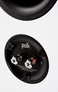 Altavoz Polk R500 negro, visto de frente y desde arriba, con los altavoces y los terminales de conexión visibles, con el logotipo "polk" en la parte frontal