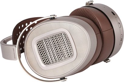 Hi-fi-hovedtelefon Hifiman HE1000 WIFI i champagne og brun, ovale ørepuder med bikagemønstret gitter, set i trekvart vinkel