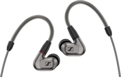 Metalik gri Sennheiser IE 600 kulak içi kulaklık, siyah bir kabloyla birbirine bağlı kalp şeklinde iki kulaklık