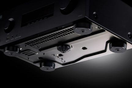 Undersiden av den svarte hjemmekinoforsterkeren Yamaha RX-A8A med føtter og ventilasjonsgitter
