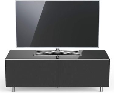 Černý TV stolek s plochou obrazovkou, ve dvou částech: obdélníková spodní skříňka a kovový X-stojan pro obrazovku