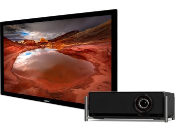Projektionsleinwand mit schwarzem Videoprojektor, rotes Wüstenlandschaftsbild und Wasserspiegelung in Frontalansicht
