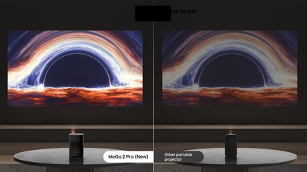 Vista frontale di due videoproiettori portatili neri posizionati su un tavolo rotondo: quello a sinistra è cilindrico in metallo traforato, quello a destra è rettangolare in plastica opaca, entrambi proiettano un’immagine colorata sulla parete.