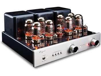 Cayin CS-100A KT88 ezüst színű csővel működő integrált sztereó erősítő, háromnegyedes előlátás, ezüst színű, fémes csiszolású alumínium frontpannel két nagy hengeres gombbal és középső választókkal, fekete fémházzal, amelyen három fekete transzformátor és tizenkét üvegből készült, izzó cső helyezkedik el