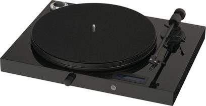 Pro-Ject Juke Box E sort lakeret pladespiller, set oppefra, mat sort pladedrev, tonarm, kontroller på højre side