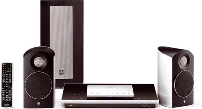 Sort Yamaha DVX-1000 hjemmebiografsystem bestående af en DVD-afspiller, to højttalere, en basrefleksboks og en fjernbetjening