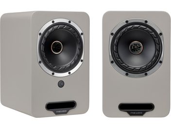 Paar compacte luidsprekers Fyne Audio Cubitt 5 kiezelgrijs, voorzijde met zwarte coaxiale luidspreker en bass-reflexpoort