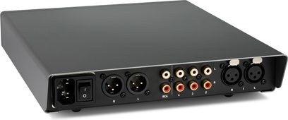 Stereo předzesilovač Nuprime AMG PRA stříbrný, pohled zepředu, 2 řady po 4 RCA vstupech, 2 XLR vstupy, 1 napájecí zásuvka