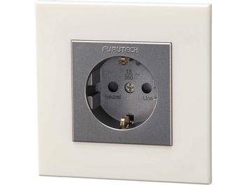 Toma de pared Furutech FP-SWS (G) gris con contacto de tierra, montada sobre placa blanca vista de frente