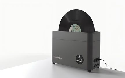 Pulitore a ultrasuoni per vinili HumminGuru grigio antracite con disco in vinile inserito, vista a tre quarti