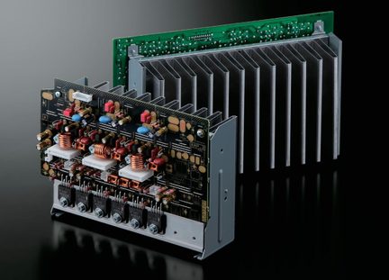 Module d’amplificateur audio avec carte électronique détaillée et grand dissipateur thermique aluminium sur fond noir
