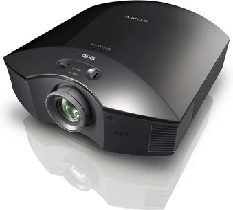 Sony VPL-HW15 sort videoprojektor set forfra i 3/4 vinkel, projektorlinse, ventilationsgitter, logo