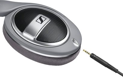 Sennheiser HD-579 hovedtelefoner i grå, set fra venstre profil, åben ørekop med sort gitter, polstret hovedbøjle, jackstik-kabel
