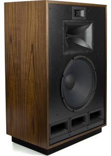 Klipsch Cornwall IV golvhögtalare i valnöt, kabinett i ådrat valnötsträ, svart texturerad front med rektangulärt mellanregister/diskanthorn, liten övre diskant, stor cirkulär bas och tre rektangulära basreflexportar längst ner, vy snett framifrån vänster