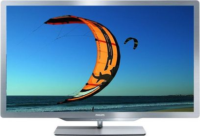 Philips 55PFL7606H-fladskærms-tv, der viser en livlig orange kitesurfer på havet, monteret på en sølvfarvet fod