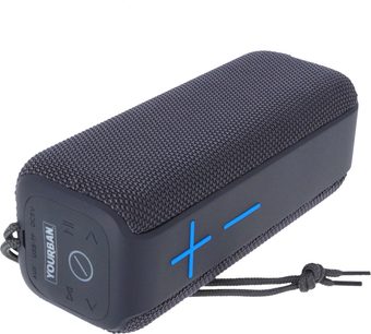 Altoparlante bluetooth Yourban Getone 40, forma rettangolare, tessuto nero, pulsanti blu più e meno, vista in prospettiva, cordino attaccato