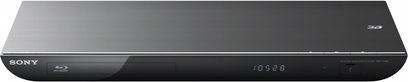 Sony BDP-S490 mat sort Blu-ray-afspiller set forfra, blå skærm, diskskuffe, på lys grå baggrund