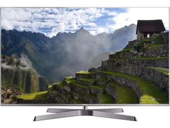 Telewizor Panasonic TX-50EX780E wyświetlający górski krajobraz z kamiennymi ruinami na pierwszym planie
