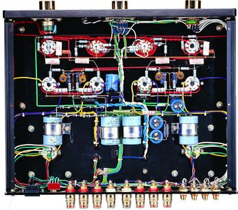 Redson RA-2090 stereo hi-fi forstærker, frontvisning af indersiden, komplekse elektroniske kredsløb med farvede ledninger og komponenter