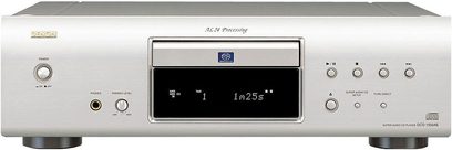 Przednia aluminiowa obudowa odtwarzacza CD Denon DCD-1500AE, niebieski wyświetlacz LCD, przyciski sterujące, port USB