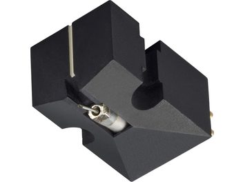 Denon DL-103 pladespiller pickup, set fra en vinkel, kubisk form, sort farve, synlig metalspids, forgyldte stik