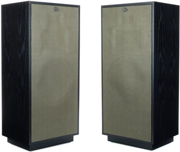 Dvě sloupové reproduktory Klipsch Forte IV v černé barvě, přední strana s černými mřížkami, pohled zepředu, vedle sebe