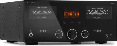 Stereo hi-fi zesilovač Advance Paris A12 Apex 30TH v černém kovu, pohled zepředu v tříčtvrtečním úhlu, dva VU metry, oranžové lampy