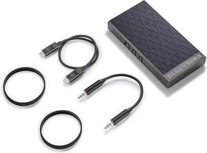 Preamplificatore per cuffie hi-fi Astell&Kern PA10, corpo rettangolare nero con finitura testurizzata, 3 cavi neri, 2 anelli circolari neri