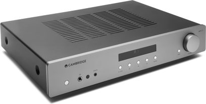 Ampli hi-fi stereo Cambridge Audio AX-A35 stříbrný, pohled zepředu, přední panel s tlačítky a konektory, obdélníkový šedý kryt