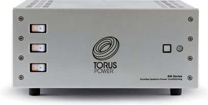 Torus Power RM 30 CE strømrenser, rektangulært grått kabinett med 3 lysende brytere til venstre og sentralt plassert logo