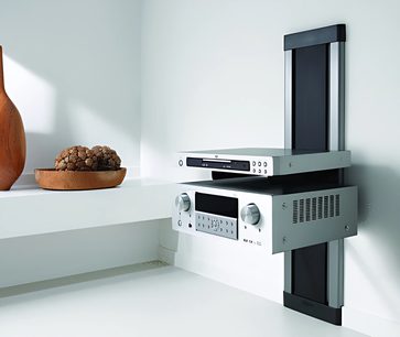 Vogel's EFA 8840 sort eller sølv kabelbakke, vægmonteret under en DVD-afspiller og en forstærker