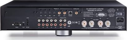 Ενσωματωμένος στερεοφωνικός ενισχυτής hi-fi Primare I25 μαύρου χρώματος, μπροστινή όψη, συνδέσεις στο πίσω μέρος, κουμπιά και υποδοχές στην πρόσοψη