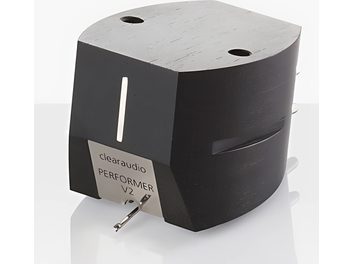 Černá gramofonová přenoska ClearAudio Performer v2, pohled zepředu ze tří čtvrtin, umístěná na bílém podkladu