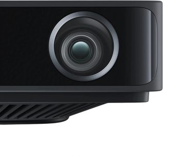 Siyah Loewe We. BEAM video projektörü, gümüş çerçeveli merkezi objektifin önden yakın görünümü