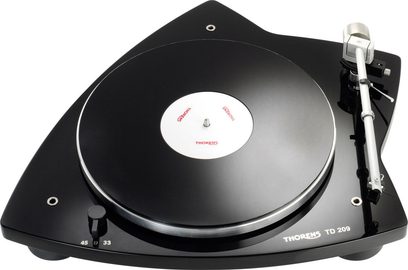 Thorens TD 209 sort lakeret pladespiller, set ovenfra, sort pladespiller, sølvfarvet tonarm, kontrolknapper